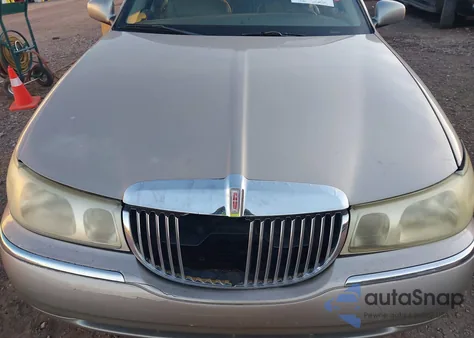2001 Lincoln Town Car Signature from USA, damaged, VIN 1LNHM82W31Y732838